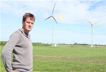 Landwirt Stephan Bremermann ist glücklich über seine kleinen Windkraftanlagen, die Strom für seinen Betrieb erzeugen. Foto: Lorenz