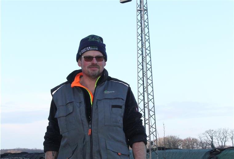 Landwirt sucht Hilfe beim Kampf für den Storch Landwirt Uwe Döscher will das Storchennest auf seinem Hof ausbauen und sucht einen Investor.