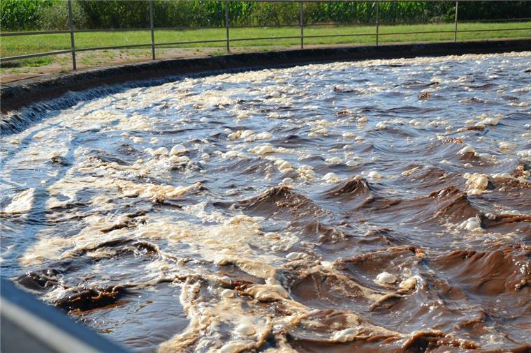 Nitrat im Grundwasser: Bauern zeigen auf die Klärwärter Landwirte argwöhnen, Abwasser aus Kläranlagen wie der in Zeven gelangen ungeklärt in Flüsse und ins Grundwasser. Diese Abwässer sind in ihren Augen Hauptverursacher der Nitrateinträge ins Grundwasser und der überhöhten Messwerte.