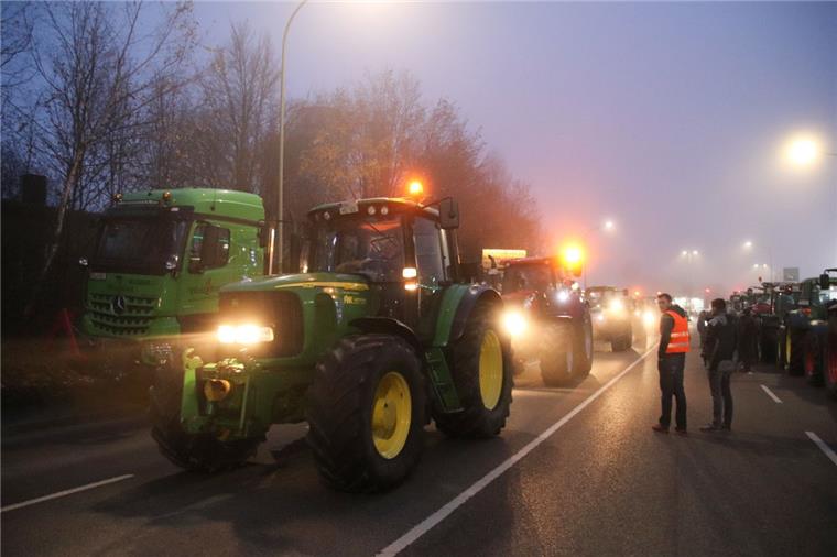 Proteste gehen weiter: Wesermarsch-Landwirte fahren nach Bremen Landwirte aus der Wesermarsch sammeln sich gegen 8 Uhr in Rodenkirchen und fahren dann im Konvoi nach Bremen.