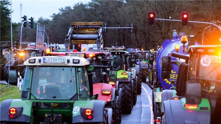 Landwirte blockieren bei einer Protestaktion mit ihren Treckern unter anderem die Auffahrt zur Autobahn 7.