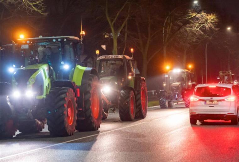 Landwirte demonstrieren auch in Bremerhaven und unterbrechen den Verkehrsfluss - wie hier auf der Weserstraße.