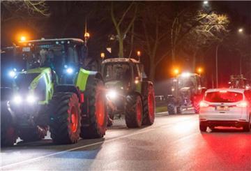 Landwirte demonstrieren auch in Bremerhaven und unterbrechen den Verkehrsfluss - wie hier auf der Weserstraße.
