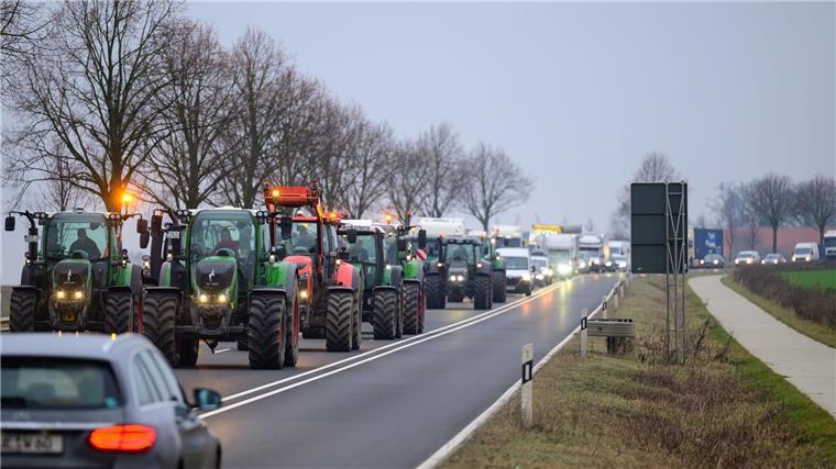 Landwirte protestieren gegen Agrardiesel-Pläne Landwirte fahren mit ihren Traktoren im Schritttempo über Bundesstraße 4.