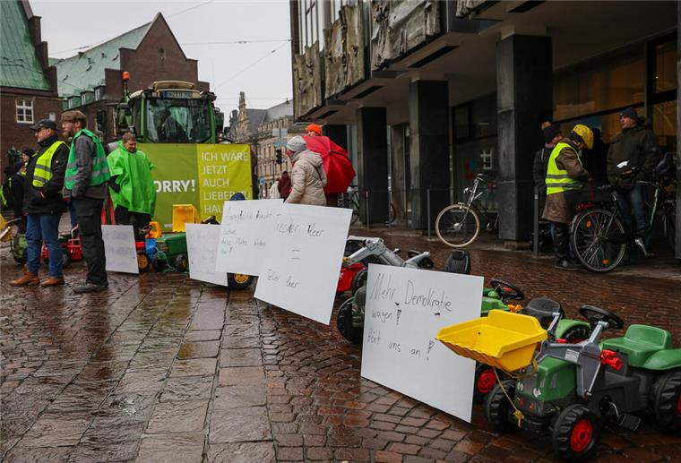 Steinmeier-Besuch in Bremen: Bauern protestieren Landwirte haben bei einem Protest vor der 480. Schaffermahlzeit im Bremer Rathaus vor dem Gebäude Kindertraktoren aufgebaut.