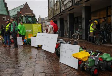 Landwirte haben bei einem Protest vor der 480. Schaffermahlzeit im Bremer Rathaus vor dem Gebäude Kindertraktoren aufgebaut. 