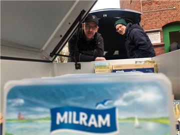 Landwirte kaufen bei Real Milram-Produkte auf.