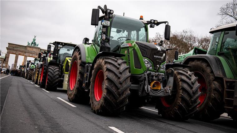 Bauern zum Protest nach Berlin aufgebrochen Landwirte nehmen mit Traktoren auf einer Demonstration des Deutschen Bauernverbandes unter dem Motto „Zu viel ist zu viel! Jetzt ist Schluss!“ teil.
