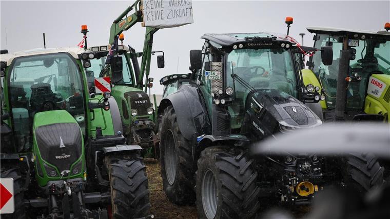 Bauern blockieren Warenlager Landwirte stehen mit ihren Traktoren vor einem Zentrallager von Aldi.