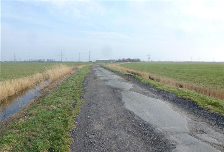 Stadland bekommt mehr Geld für Wegebau Landwirte und Radfahrer können sich freuen: Die Niedernstraße soll nun doch noch ausgebaut werden.