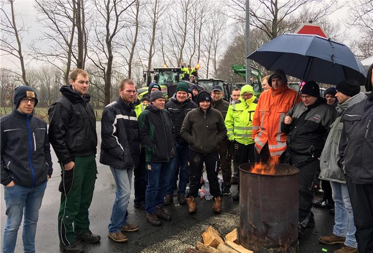 Beverstedt: Bauern demonstrieren vor Aldi-Zentrallager Landwirte versammelten sich am Freitagmorgen erneut vor der Aldi-Zentrale in Beverstedt.