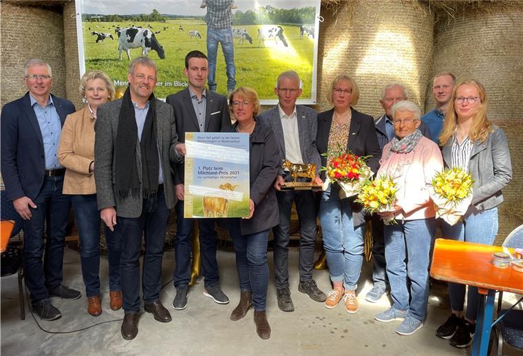 Landwirtschaftsministerin Barbara Otte-Kinast (Mitte) und Jan Heusmann vom Vorstand der Landesvereinigung der Milchwirtschaft (3. von rechts) überreichten das offizielle Hofschild, das die Schillings als Preisträger ausweist.