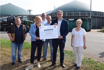 Landwirtschaftsministerin Barbara Otte-Kinast (Zweite von links) übergab die Förderurkunde in Höhe von rund einer Million Euro.