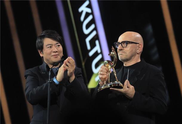 Superstars, Glanz und berührende Momente bei „Bambi“-Gala Lang Lang applaudiert für Sven Väth.