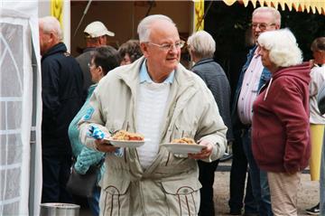 Lang war die Schlange bei den Haxen. Bayernfest in Wittstedt. Foto: Baur