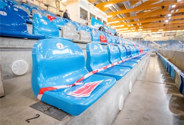 Forscher öffnen Stadiontür für Eishockey-Fans Lange mussten die Sitze in der Eisarena leer bleiben.