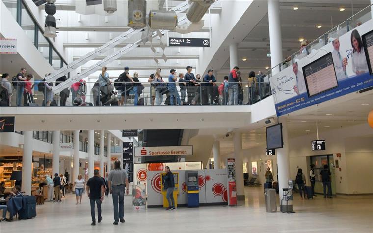 Schon wieder Sicherheitsalarm am Flughafen Bremen Lange Schlangen haben sich am Sicherheitscheck am Flughafen Bremen gebildet. Das Terminal war nach einem Sicherheitsalarm geräumt worden.