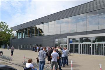 Lange Schlangen vor der Geschäftsstelle der Fischtown Pinguins. Heute begann der Vorverkauf der Saisonkarten.