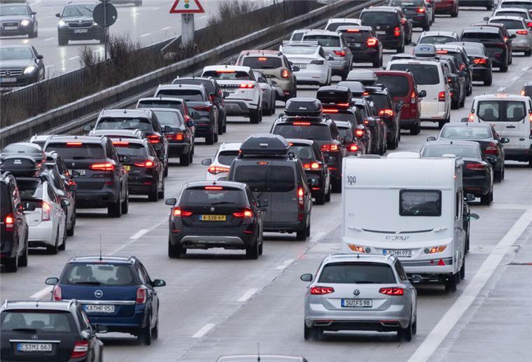 Stau-Wahnsinn: Hier standen Autofahrer 36.238 Stunden still ARCHIV - 23.12.2022, Baden-Württemberg, Gruibingen: Autos stehen auf der Autobahn 8 in Fahrtrichtung München im Stau. (zu dpa: «ADAC-Daten: So oft staut es sich in Baden-Württemberg») Foto: Marijan Murat/dpa +++ dpa-Bildfunk +++