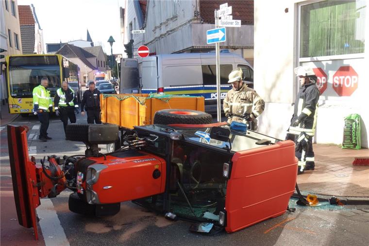 Lange Straße in Bremerhaven-Lehe: Ein Minitraktor ist umgekippt.