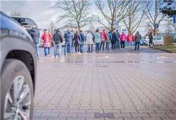 Lange Warteschlangen bildeten sich vor den Kassenautomaten. Manche mussten 20 Minuten und länger warten.