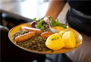 Essen wird in einem Restaurant serviert. 