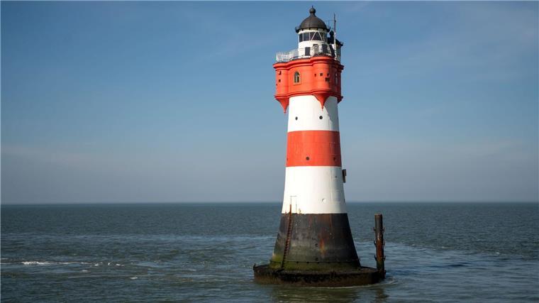 Lange Zeit stand der Leuchtturm „Roter Sand“ in der Nordsee. Bald soll er nun auf das Festland ziehen. (Archivfoto)