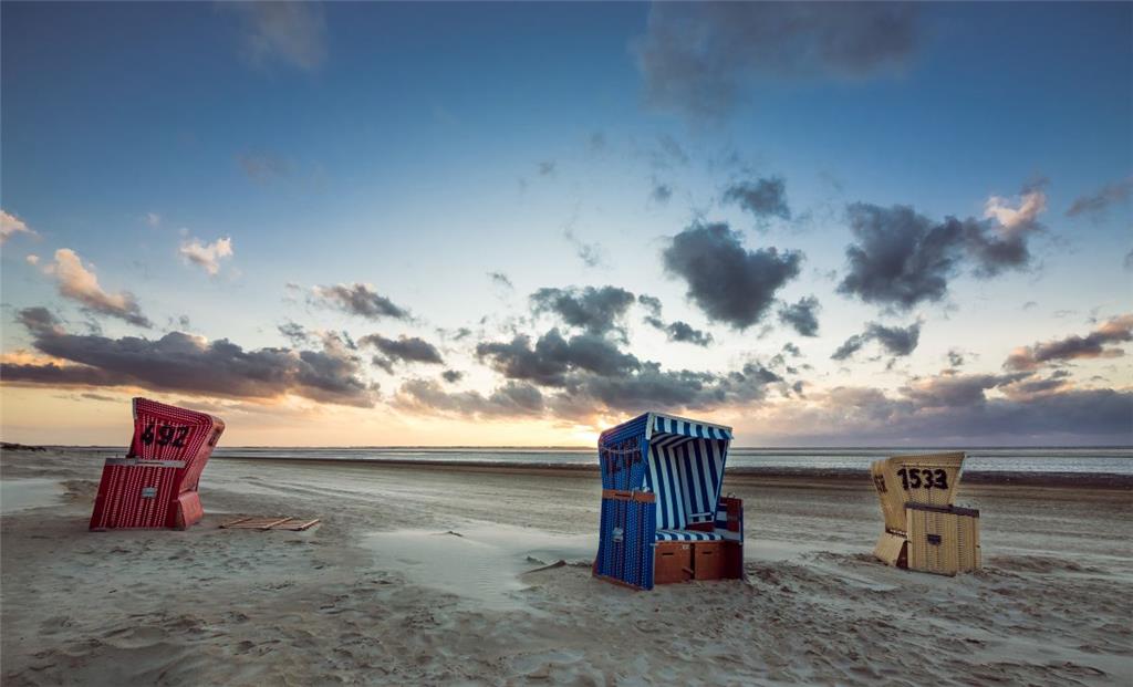 Langeoog hat wie seine direkten Nachbarn nur ein Inseldorf. Dazu gehören einige sehenswerte reetgedeckte Häuser. In einem davon lebte Lale Anderson, die Sängerin, die mit dem Lied &quot;Lili Marleen&quot; berühmt wurde. Sie starb 1972 in Wien, wünschte sich aber, auf ihrer Lieblingsinsel beigesetzt zu werden. Die Insel hat eine besonders hoch gelegene, gut anderthalb Kilometer lange Promenade entlang der Nordsee. Der Bade- und Surfstrand liegt im Nordwesten. Ornithologen zieht es in den Inselosten: Dort lassen sich Seevögel besonders gut beobachten.