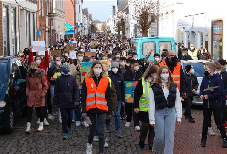 Brake: 2000 junge Menschen setzen Zeichen für Frieden Langer Zug durch die Fußgängerzone: In Brake machen sich Schülerinnen und Schüler für Frieden stark.