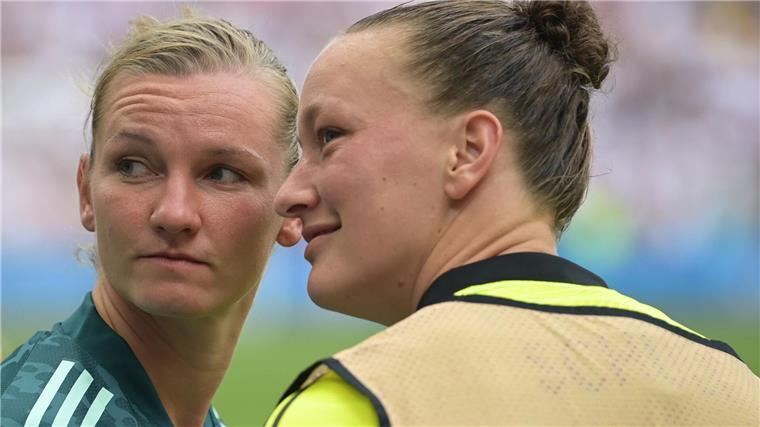 Viertes Kind statt Comeback: „Mutmacherin“ Schult hört auf Langjährige Weggefährten: Almuth Schult (re.) und Alexandra Popp