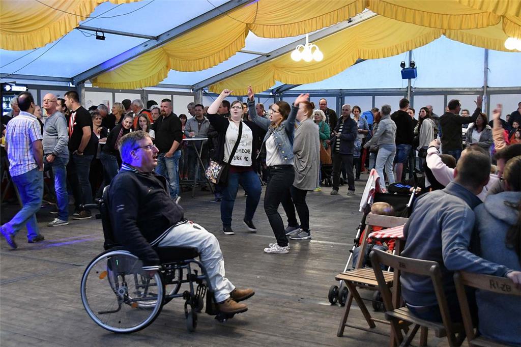 Langsam füllte sich das Festzelt am Kutterhafen als Mr Moonlight mit dem Musikprogramm begann.