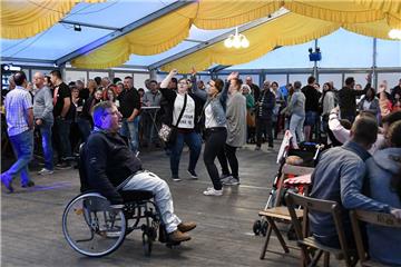 Langsam füllte sich das Festzelt am Kutterhafen als Mr Moonlight mit dem Musikprogramm begann.
