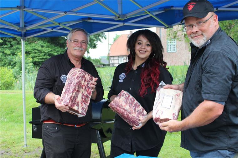 Bad Bederkesa: Das gibt es 2017 beim BBQ an der Burg Langsam geht es los mit dem Aufbau: Das Organisatorenteam um Peter Gütschow (von links), Vanessa Hodges und Thomas Karstädt begutachten schon einmal das erste Fleisch.