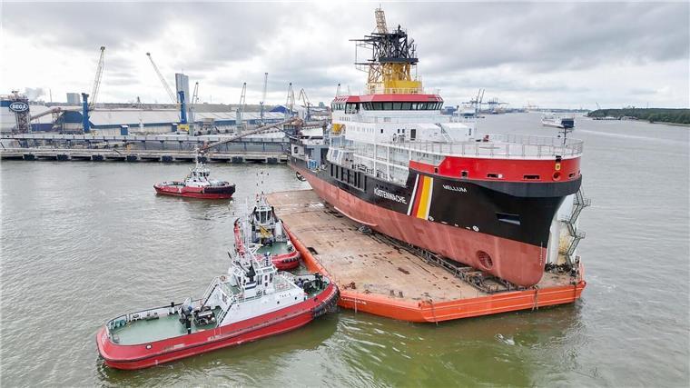 Neues Mehrzweckschiff „Mellum“ schwimmt bereits Langsam geht es mit dem Heck voran ins Wasser.