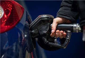 Ein Kunde einer freien Tankstelle füllt sein Auto mit Diesel-Kraftstoff.