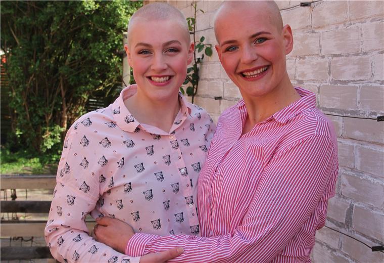 „Ein Zeichen gegen den Schönheitswahn“ Lara Hasselbusch (links) und Vivien Kuball haben ihr rund 70 Zentimeter langes Haar gespendet. Dafür haben sie viel positives Feedback erhalten.