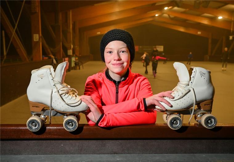 Diese Bremerhavenerin steht im Bundeskader der Rollkunstläufer Lara-Marie Kurz trainiert beim ERC Bremerhaven auf der Rollsportanlage im Bürgerpark, aber auch mit Bundestrainer Luca Lallei.