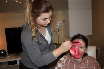 Larissa Frerks legt Hand an und schminkt Cheyenne Rendelsmann ein gruseliges Gesicht. 
