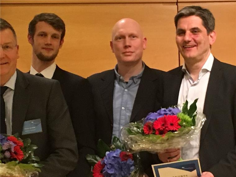 Lars Brockbalz (rechts) wird mit dem Niedersächsischen Sportjournalistenpreis ausgezeichnet. 