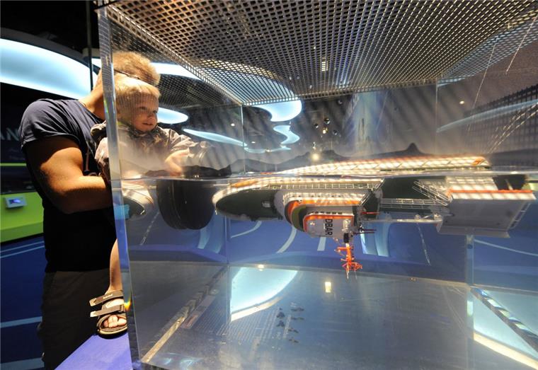 MS Wissenschaft: Science-Center schwimmt im Neuen Hafen Lars Delventhal Sohn Ben Oskar testen den Auftrieb von einem Schiff.