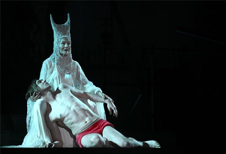 800 Mal der Tod eines Superreichen in Salzburg Lars Eidinger (Jedermann) und Edith Clever (Tod) bei einer Fotoprobe zum Schauspiel „Jedermann“ im Jahr 2022.