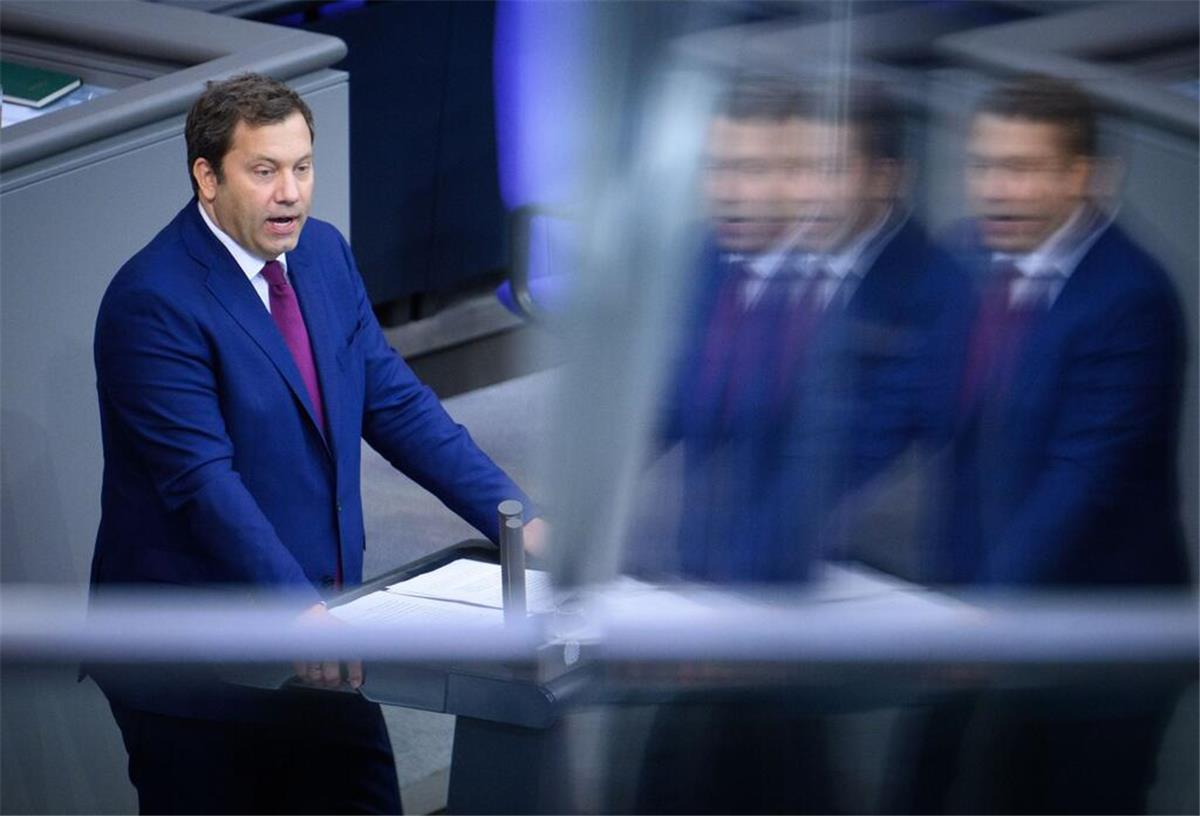 Lars Klingbeil (SPD), Bundesminister der Finanzen, spricht in der 26. Plenarsitzung der 21. Legislaturperiode im Deutschen Bundestag.