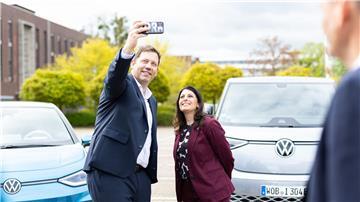 Lars Klingbeil, SPD-Bundesvorsitzender, und Daniela Cavallo, Gesamt- und Konzernbetriebsratsvorsitzende der Volkswagen AG, machen ein Selfie.