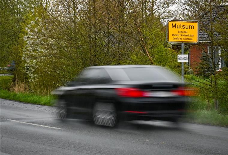 Lars Krüger aus Mulsum ärgert sich täglich über die Autofahrer, die ungebremst durch den Ort fahren. Viel zu hohe Geschwindigkeiten sind in den „Durchfahrsorten“ im Cuxland kein Einzelfall.