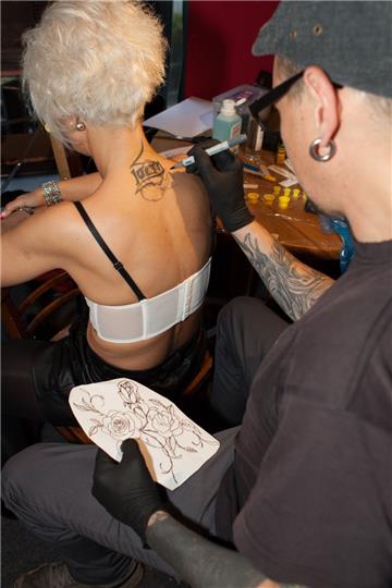 Lars Laufer bereitet ein &quot;Cover-Up&quot; Tattoo vor.