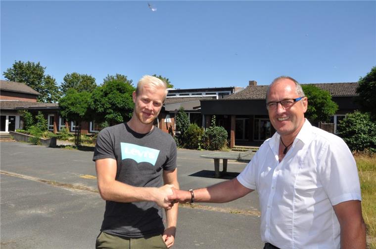 Stadt Nordenham hat Jugendherberge verkauft Lars Lilienthal (links) von der Firma Thieling und Bert Freese, Kämmerer der Stadt Nordenham, freuen sich über den Abschluss des Vertrages.
