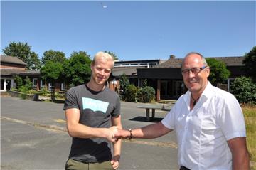 Lars Lilienthal (links) von der Firma Thieling und Bert Freese, Kämmerer der Stadt Nordenham, freuen sich über den Abschluss des Vertrages.