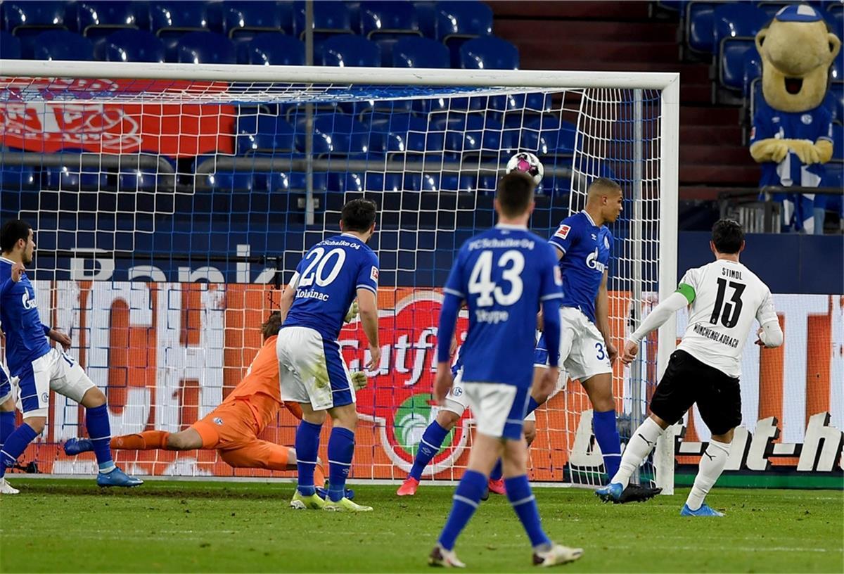 Schalke wird zum Aufbaugegner für Gladbach Lars Stindl (rechts) von Borussia Mönchengladbach erzielt den Treffer zum 1:0 gegen Schalkes Torwart Frederik Rönnow (hinten unten).
