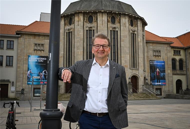 Neuer Intendant heißt Lars Tietje Lars Tietje ist der kommende Intendant des Stadttheaters Bremerhaven. Stadtrat Frost stellt ihn der Presse vor.