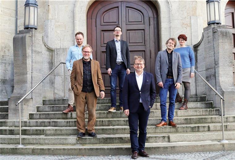 Lars Tietje (vorn), designierter Intendant des Stadttheaters, hat sein Team vorgestellt.
